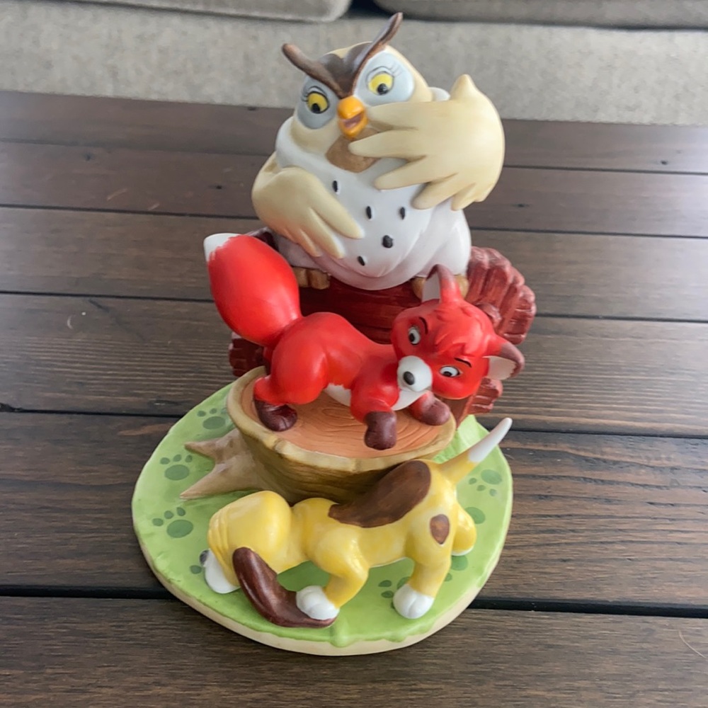 DISNEY MAGIC MEMORIES “FOX AND THE HOUNDS” SCULPTURED PORCELAIN FIGURINE/STATUE